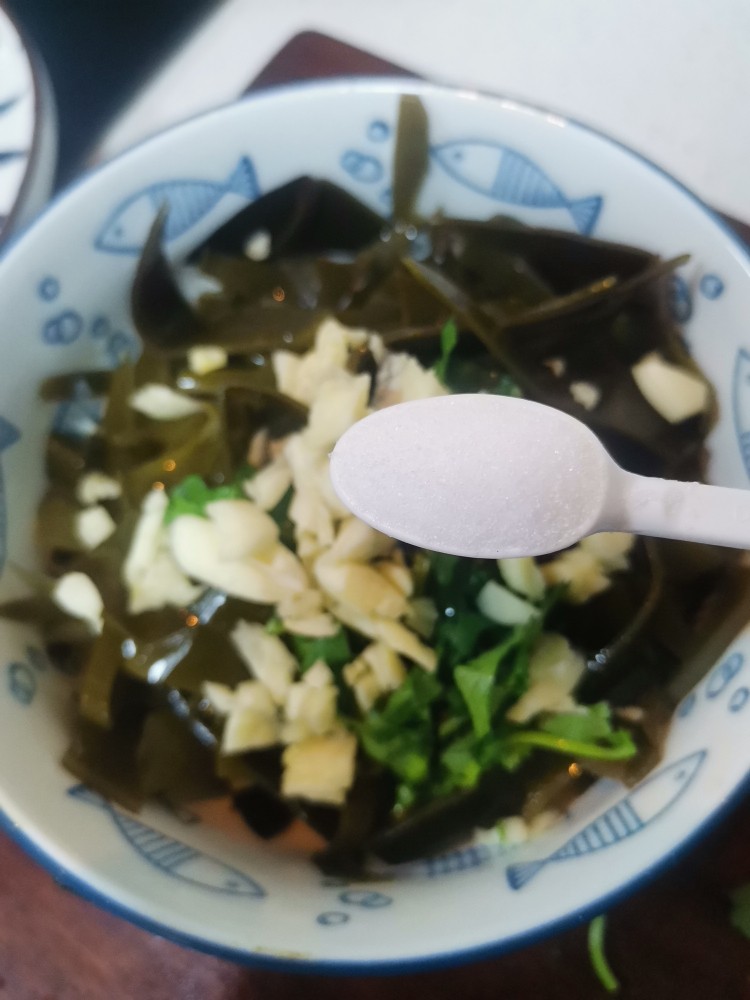 凉拌海带丝,加食用盐