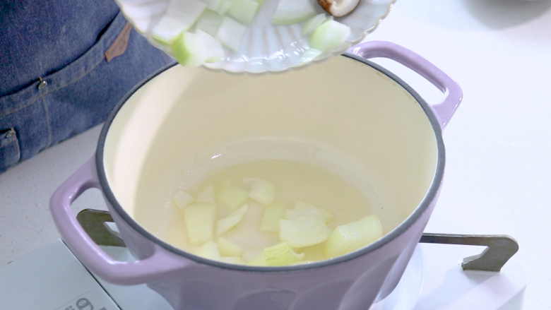 红烧牛腩,锅里放油烧热,依次加入洋葱丁、蘑菇丁