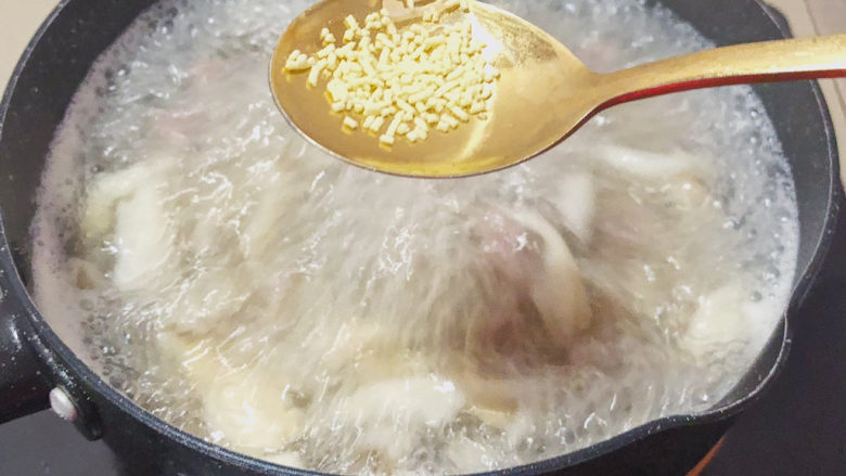 凤尾菇鲜肉汤,喜欢鲜一些的可以放一丢丢鸡精