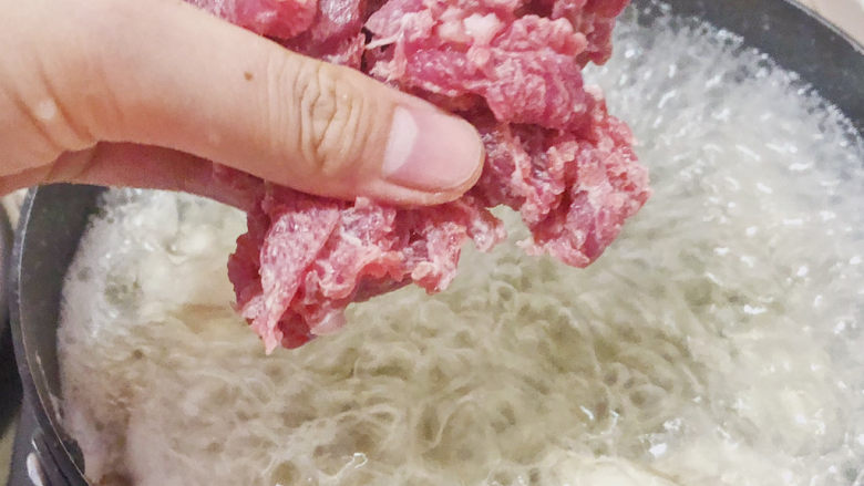 凤尾菇鲜肉汤,下入腌好的肉片