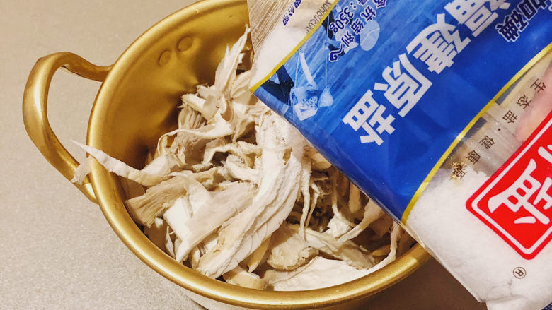 凤尾菇鲜肉汤,把凤尾菇撕成小朵放点食盐抓匀