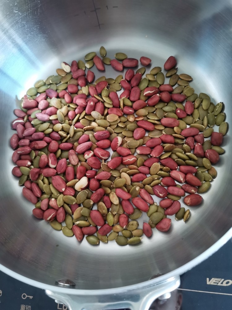 香浓油茶面,中小火炒10几分钟,花生米开始裂开了,就可以出锅放凉备用