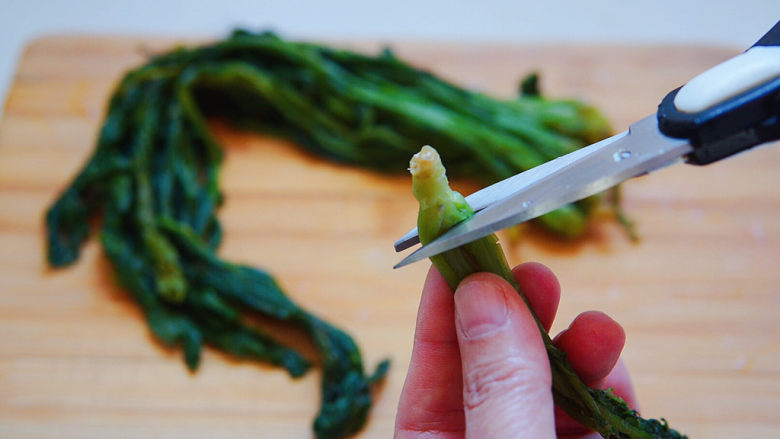 雪菜豆腐,剪掉根部,雪里蕻在腌制时为了不散开,根部都不去掉,但食用时口感太老,要去掉