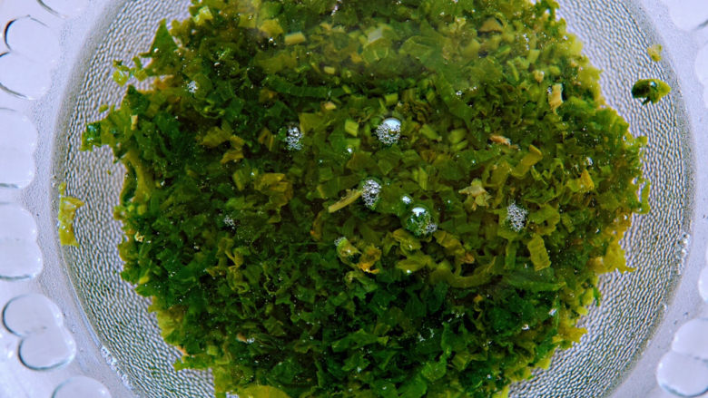 雪菜豆腐,尝一下,如果感觉盐分很大,再次捞洗一遍