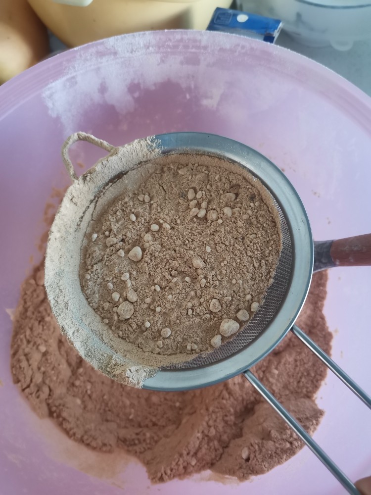 香浓油茶面,在炒20分左右颜色变得深黄,过筛一遍