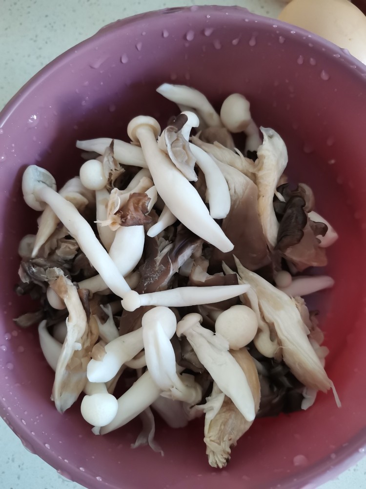 椒盐炸双菇,蘑菇洗干净,挤干水份