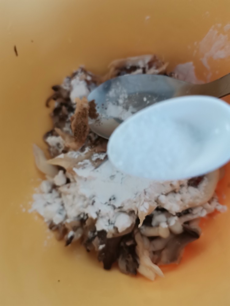 椒盐炸双菇,,刚才腌制的时候已经放了一些盐,所以在加入少许盐就可以