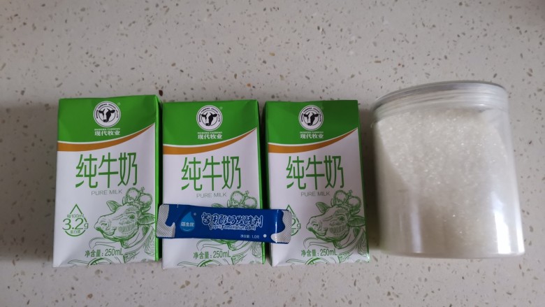 手工酸奶,准备食材备用，一包酸奶发酵菌是1克，配500～1000克牛奶