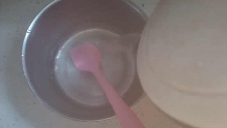 手工酸奶,酸奶机内胆用开水烫烫消毒,控干水分