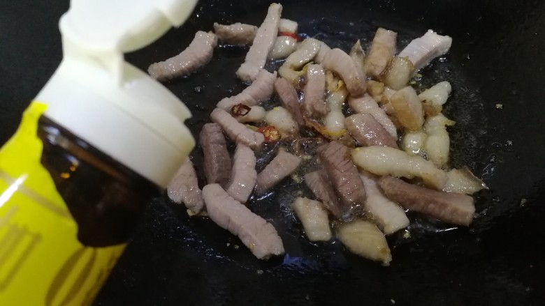 油豆腐烧肉,分别加白酒,料酒烹香,文火炒匀。