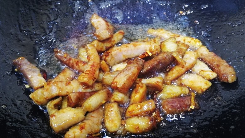 油豆腐烧肉,加<a style='color:red;display:inline-block;' href='/shicai/ 788'>生抽</a>提鲜,文火炒匀。