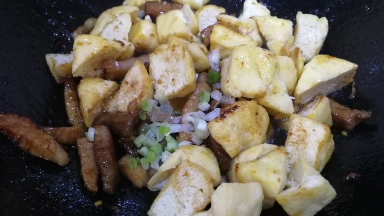 油豆腐烧肉,放入葱白和油豆腐,文火翻炒均匀。
