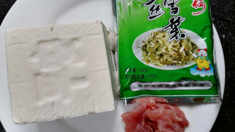 雪菜豆腐,准备好所需材料