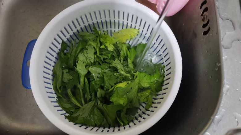 芹菜叶炒鸡蛋,芹菜叶子清洗干净控干水分