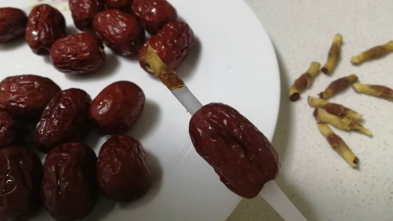奶枣,吸管去核。(不要用力猛推,要轻揉旋转往前推)