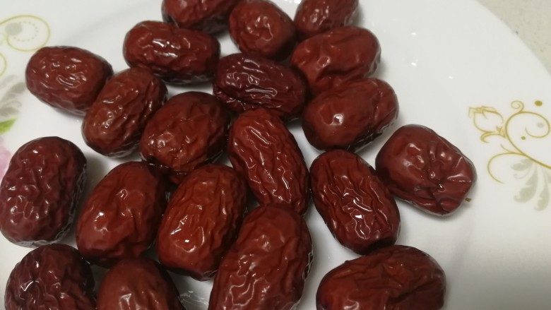 奶枣,新网红——奶枣,听说排队都买不到?那就在家自己做,主角:灰枣洗干净。