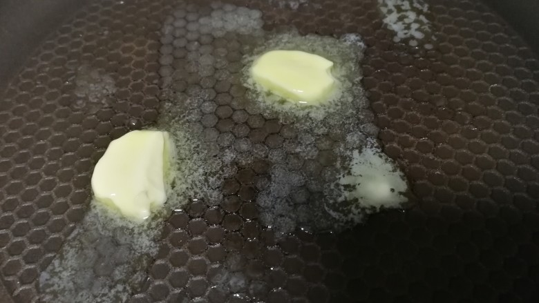 奶枣,黄油放入平底锅,最小火融化。