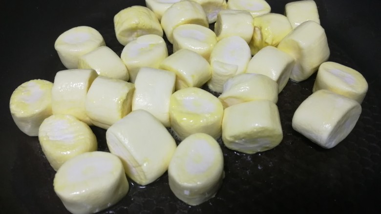 奶枣,放入棉花糖,最小火翻炒。
