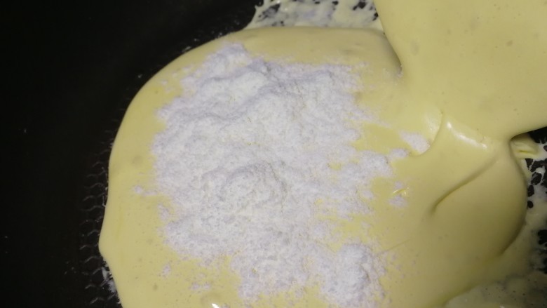 奶枣,洒上奶粉,小火拌匀。