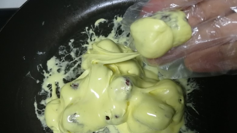 奶枣,关火,戴上手套,趁热快速把红药分离开,搓揉成球。