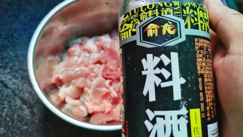 油豆腐烧肉,2勺<a style='color:red;display:inline-block;' href='/shicai/ 718'>料酒</a>