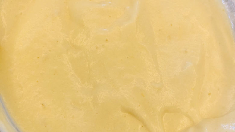 纸杯蛋糕🧁,取一部分蛋白霜加入蛋黄糊中翻拌均匀,再倒回剩余的蛋白霜中上下翻拌均匀。