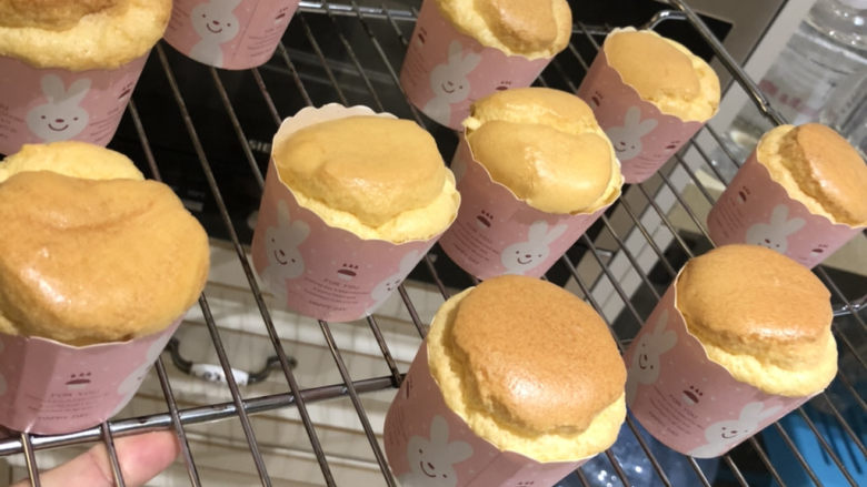纸杯蛋糕🧁,烤箱提前预热130度5分钟,上下火130度烤35分钟,转145度烤15分钟。