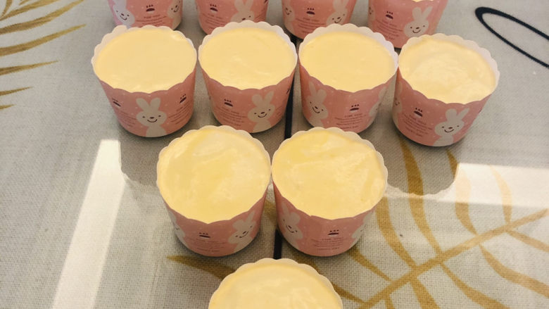 纸杯蛋糕🧁,装入纸杯,震出气泡。