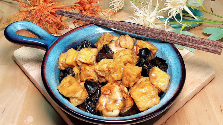 油豆腐烧肉,一盘色香味俱全的油豆腐烧肉就上桌了!