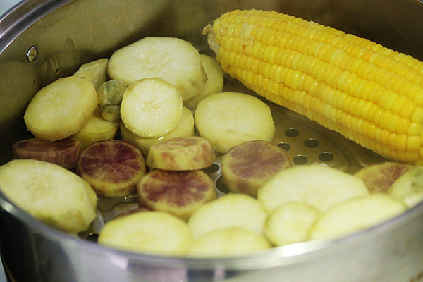 奶酪饼,<a style='color:red;display:inline-block;' href='/shicai/ 9573'>番薯</a>去皮切厚片和玉米蒸熟;