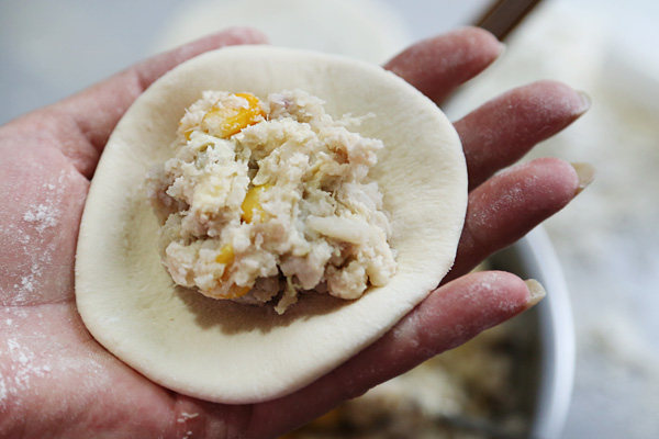 奶酪饼,包入馅料;