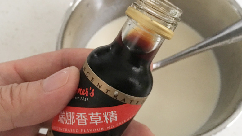 手工酸奶（香草奶油炼奶风味，比市售好吃）,加入<a style='color:red;display:inline-block;' href='/shicai/ 780'>香草精</a>搅拌均匀；