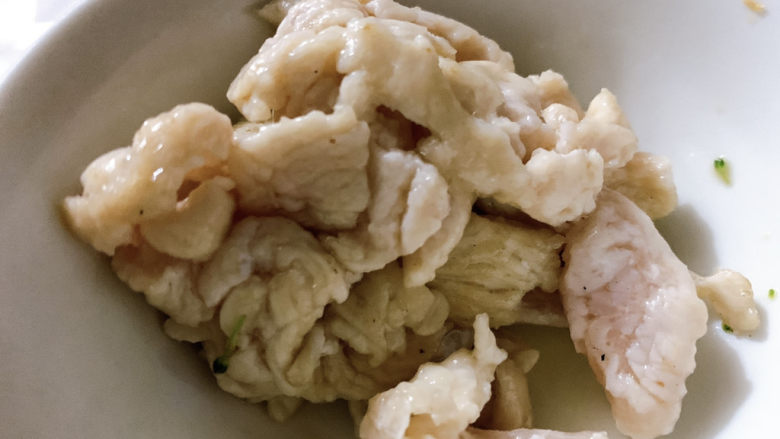黄花菜炒肉丝,表面定型即可出锅,一会还要回锅炒。