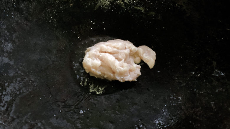 黄花菜炒肉丝,锅中加入热油,加入鸡胸肉滑炒