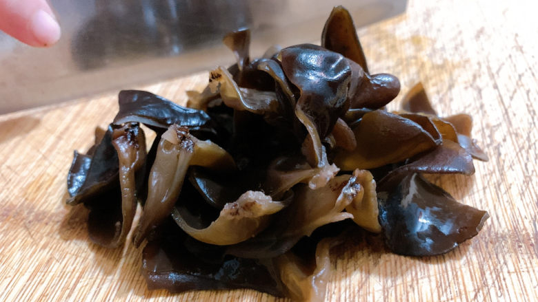 黄花菜炒肉丝,新鲜的木耳洗净,切成小片