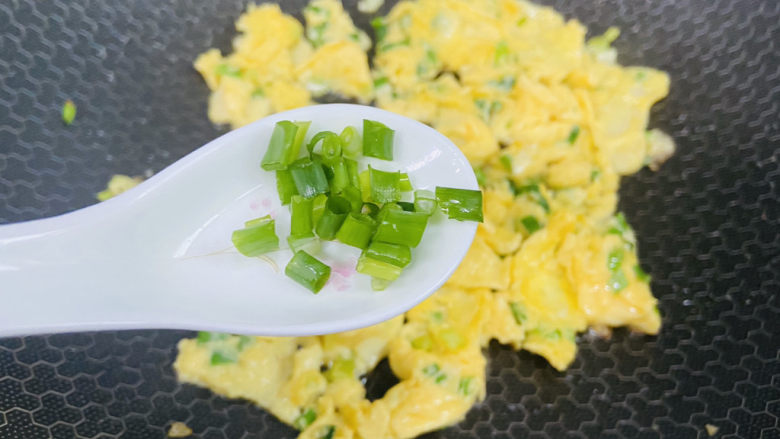 小葱炒鸡蛋,放入剩余的葱花翻炒均匀即可食用