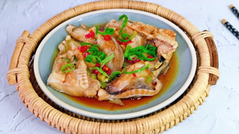 清蒸鸦片鱼,清蒸<a style='color:red;display:inline-block;' href='/shicai/ 4663'>鸦片鱼头</a>,做法简单,味道鲜美,下面我们一起来制作吧!