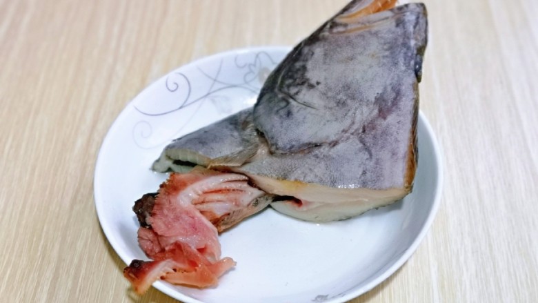 清蒸鸦片鱼,再把鱼鳃取下来,一定要把它剪下来扔掉哈!