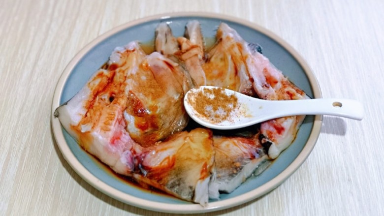 清蒸鸦片鱼,按个人口味加入盐,<a style='color:red;display:inline-block;' href='/shicai/ 829'>十三香</a>。