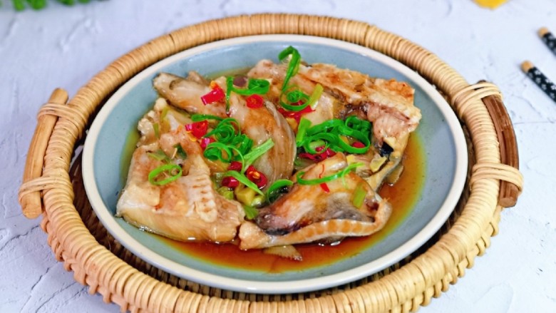 清蒸鸦片鱼,撒上葱花,红椒圈点缀。