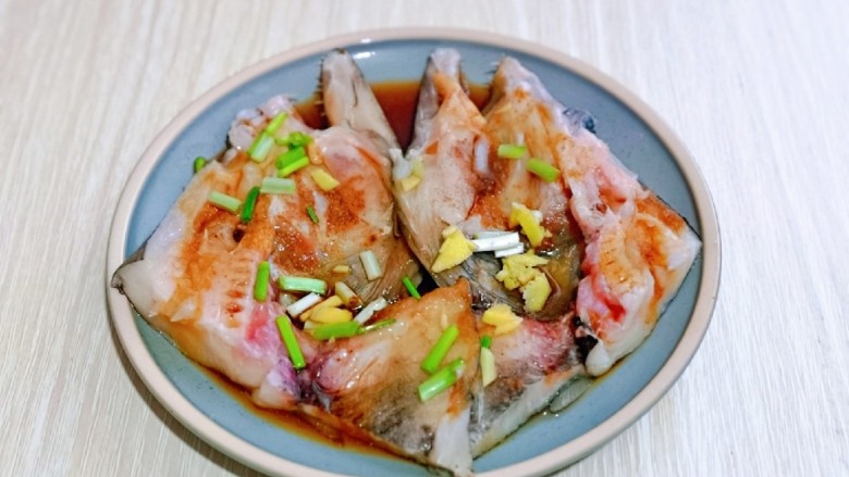 清蒸鸦片鱼,最后撒上提前切好的葱<a style='color:red;display:inline-block;' href='/shicai/ 37'>姜</a>,盖上盖子腌制30分钟。