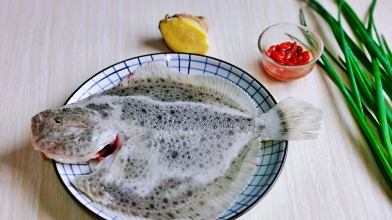 红烧多宝鱼,准备食材,多宝鱼请店家帮忙杀好的,洗干净装盘。