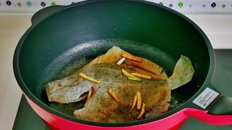红烧多宝鱼,起油锅,加入腌制好的多宝鱼。