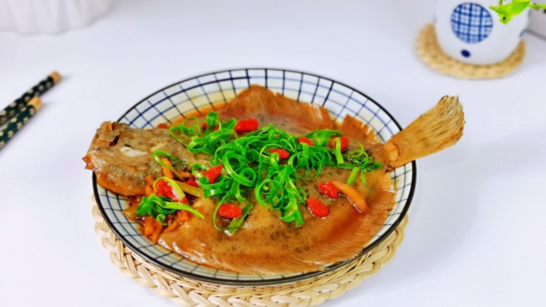 红烧多宝鱼,盛出装盘,撒上葱花与泡好的<a style='color:red;display:inline-block;' href='/shicai/ 673'>枸杞</a>点坠。