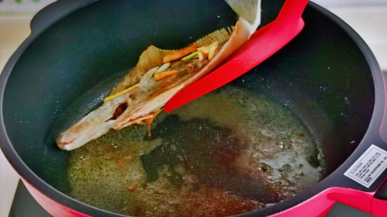 红烧多宝鱼,小火煎至微黄。(煎鱼的锅很重要,一定要不粘锅)