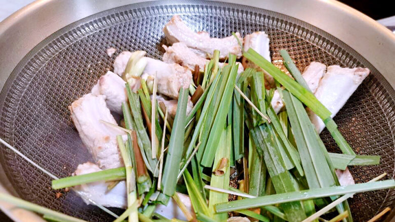 桂花排骨,加入香茅草,葱,蒜