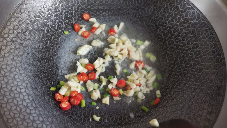 清炒菜心,起锅烧油,下入葱蒜辣椒爆香