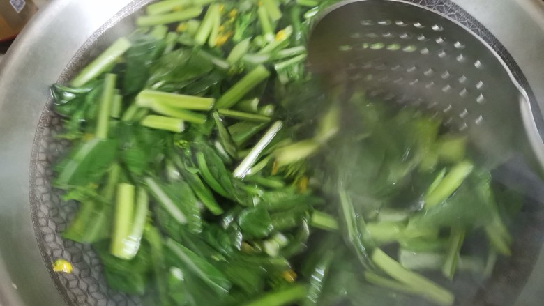 清炒菜心,锅中烧水加入适量的盐和油,水开下入菜心焯水一分钟捞出控水