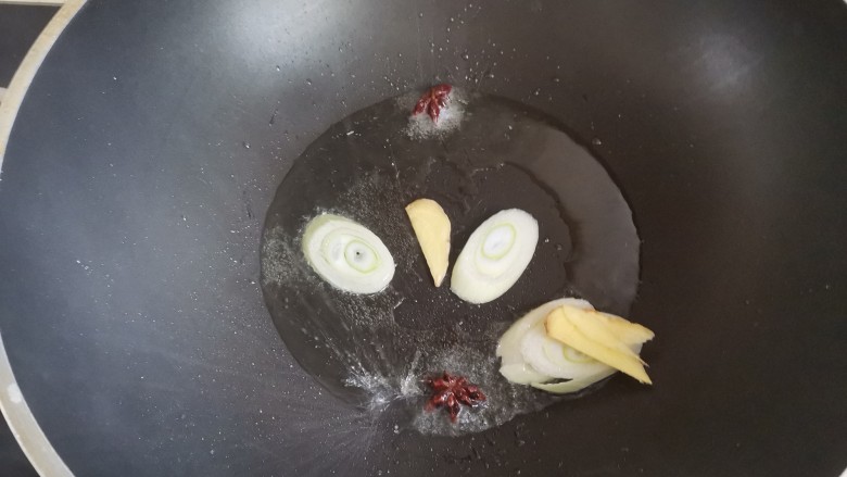 油豆腐烧肉,起锅烧油,下入葱姜八角炒香