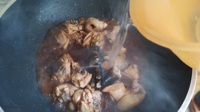 油豆腐烧肉,加入适量的水,大火炖起来